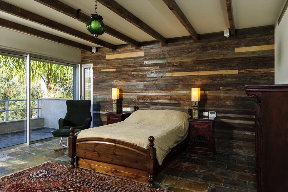 עץ שפורק מצריף בן למעלה משבעים שנה במושב סתריה, שימש לחיפוי קיר חדר שינה, צילום: מושי גיטליס