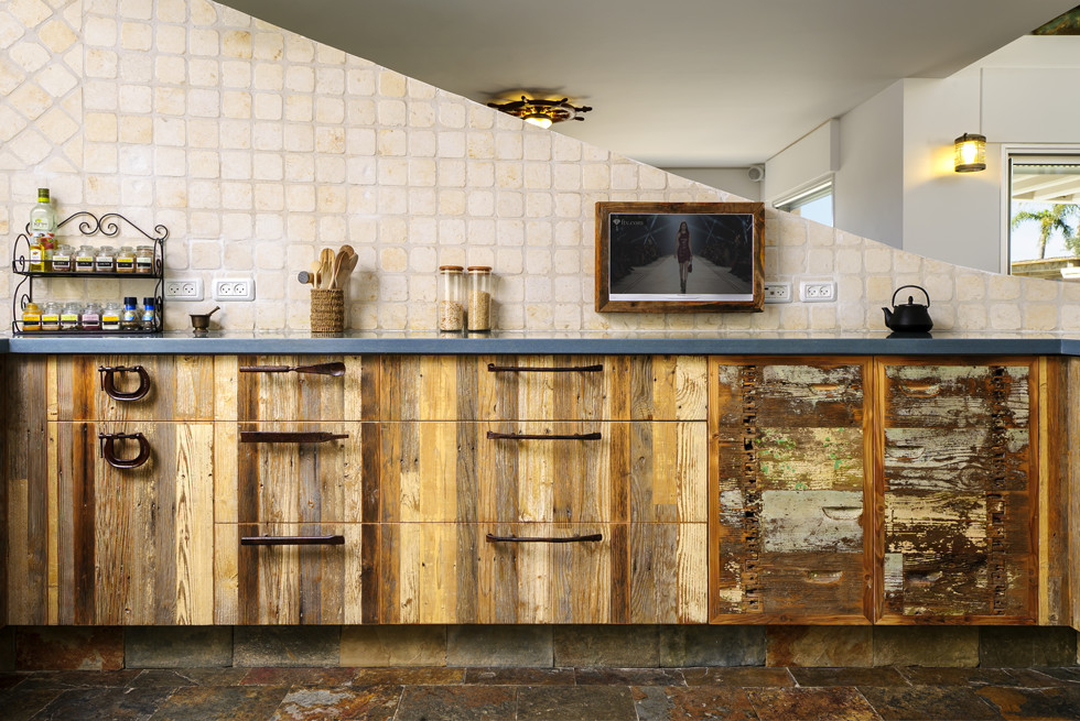 במטבח משולבים של מילואות פח וכלי עבודה עתיקים שעברו הסבה לידיות, צילום: מושי גיטליס