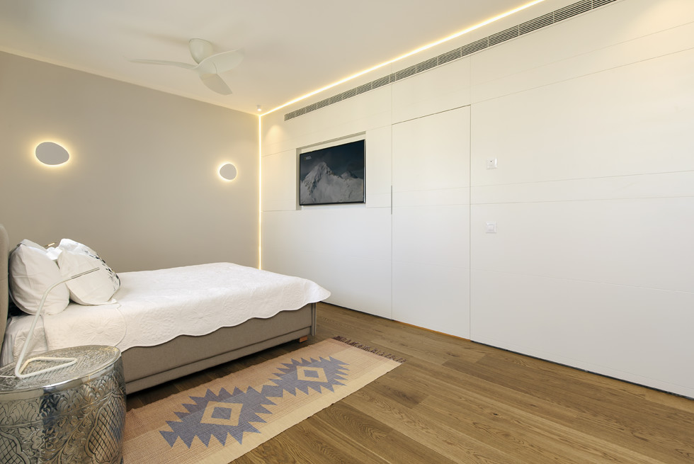 חדר השינה הראשי חופה קיר שלם בעץ, עיצוב: שרון איגר, צילום: מושי גיטליס