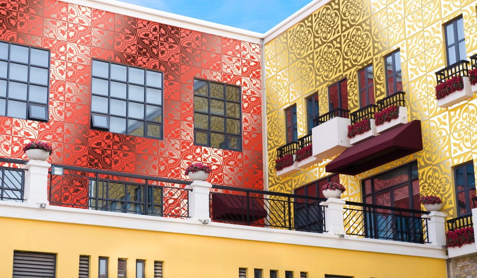 airtiles-outdoor-cladding-clover-tulip-patterns-light-red-and-yellow-on-silver-aluminum